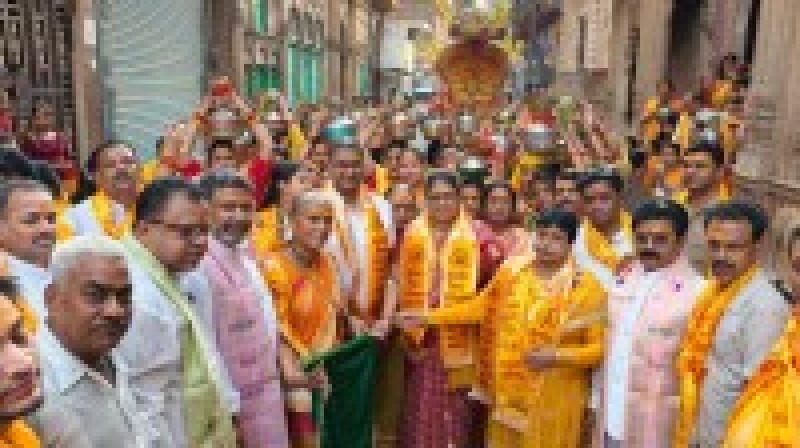 मेरठ में श्रीमद्भागवत कथा का शुभारंभ: भव्य कलश यात्रा के साथ गूंजा भक्तिमय वातावरण