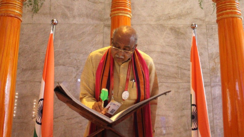 जानिए मेरठ कैंट के भाजपा विधायक और यूपी के चर्चित कारोबारी नेता के बारे में